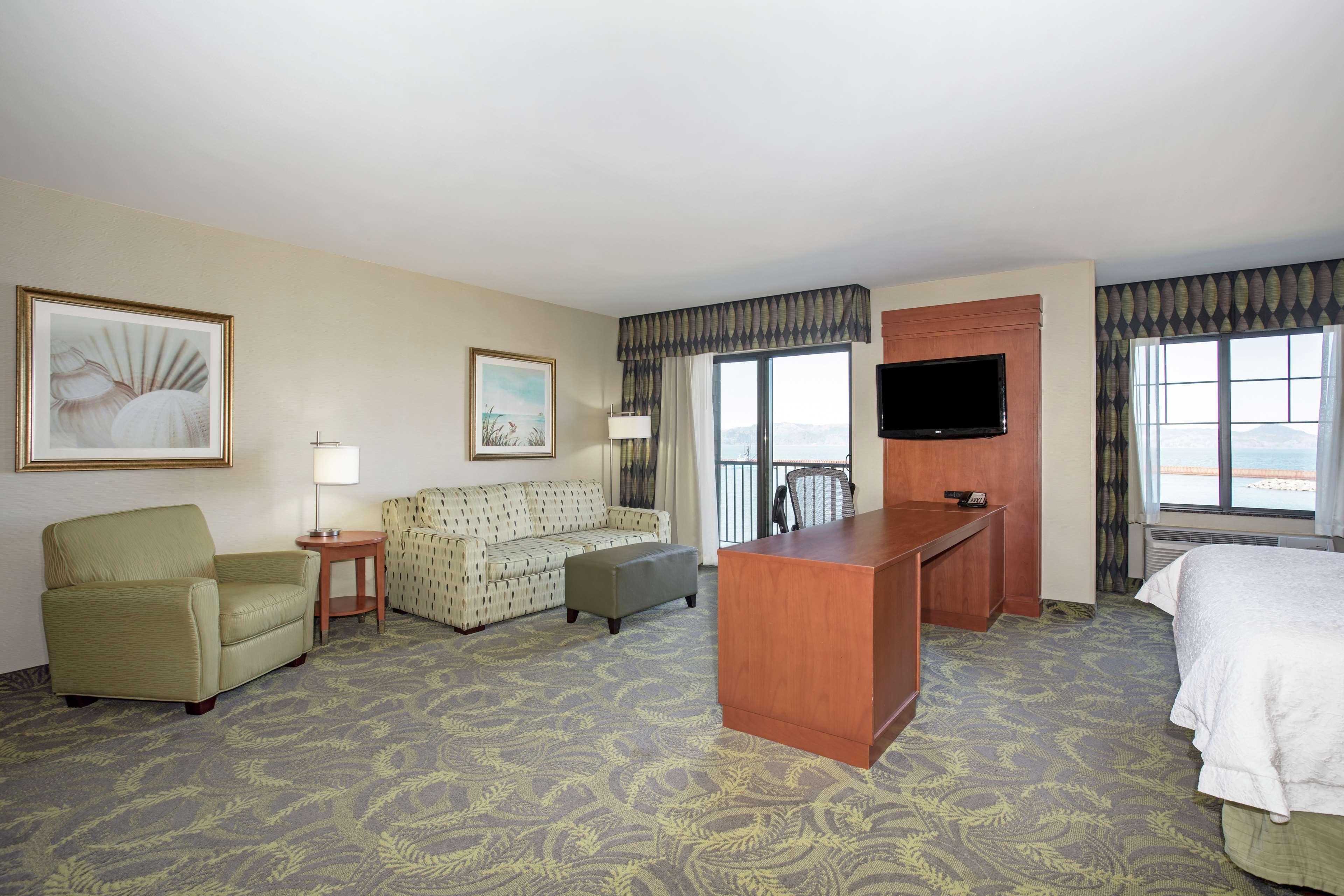 Hampton Inn & Suites Astoria Bagian luar foto