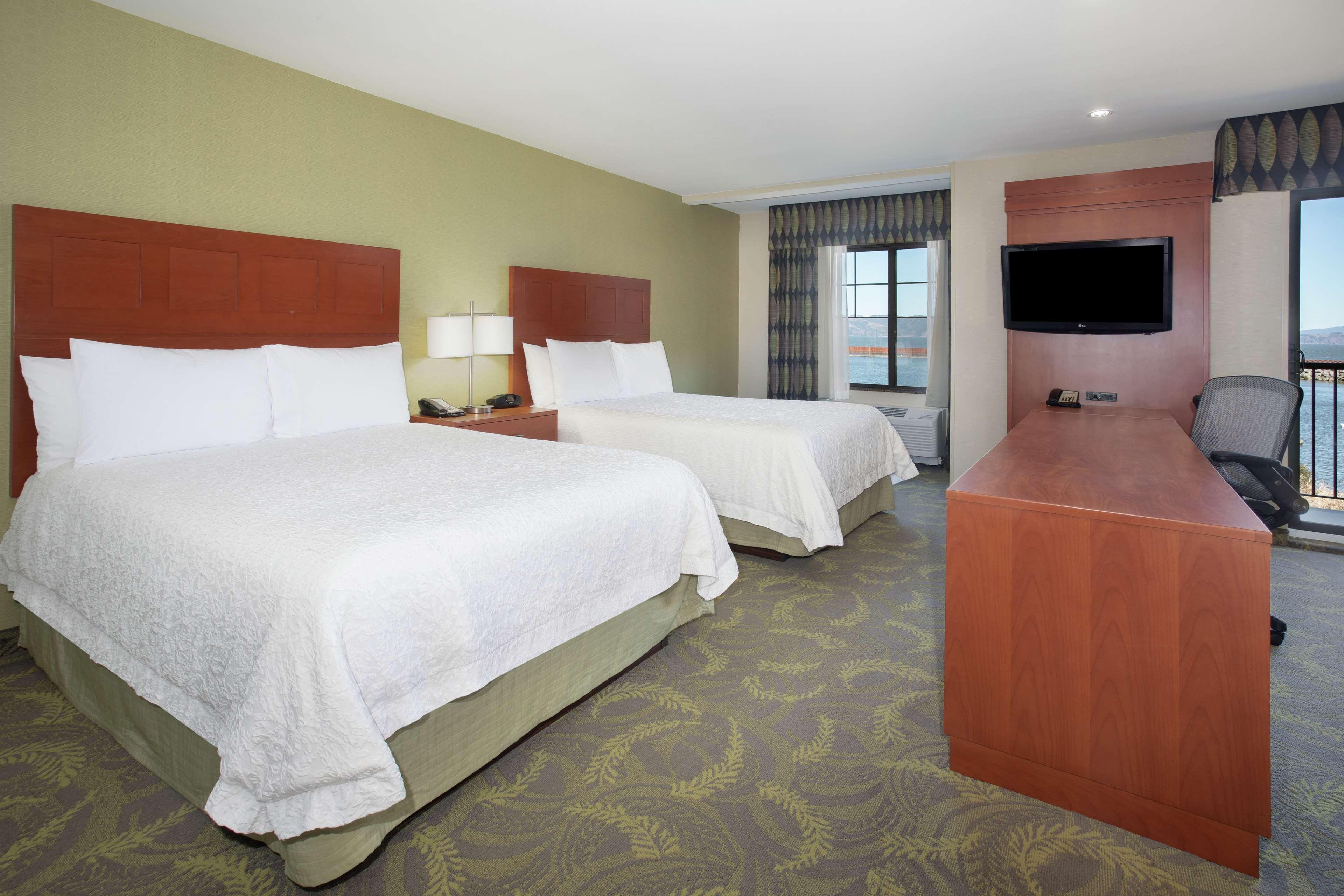 Hampton Inn & Suites Astoria Bagian luar foto