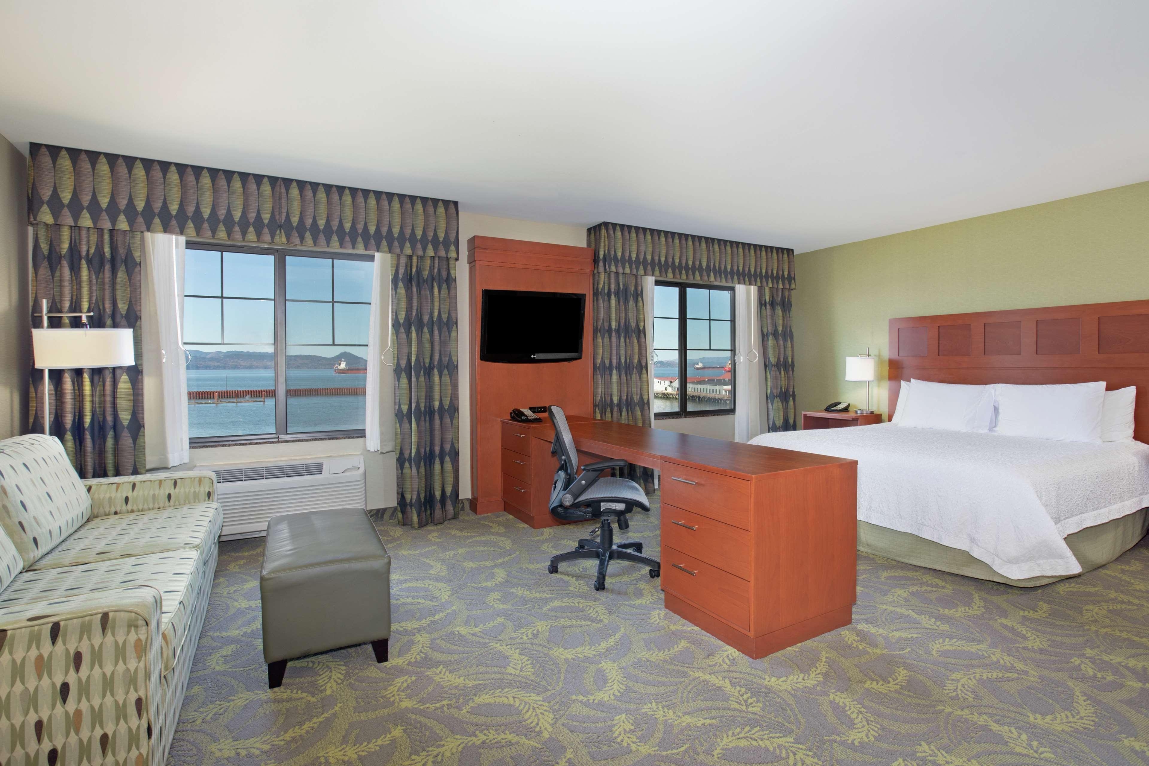 Hampton Inn & Suites Astoria Bagian luar foto